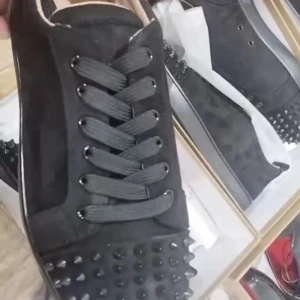 Loubs svarta - Säljer dessa svarta loubs för dunder pris! Skick 10/10. Storlek 41. Resellar! HÖR AV ER VID FRÅGOR