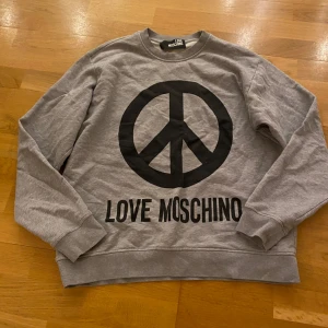 Grå sweatshirt från Love Moschino som inte längre andvänds - säljer denna moshino sweatshirten som inte andvänds längre