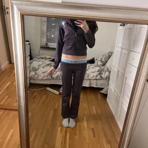 Lila 2000s  jumper set från Puma - Säljer ett lila jumper set från Puma med ljusblå detaljer och tryck på ryggen. Jag är 175cm och byxorna är för korta för mig så jag rekommenderar till 170 mindre 
