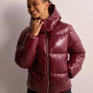 Vinröd everyday puffer jacket - Säljer min vinröda jacka från Nelly. Den är använd en gång.