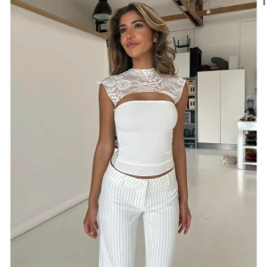 Vit Lara Lace Top  - Vit Lara Lace Top från Venderbys i storlek S/M. Helt ny och oanvänd! Ordinariepris på hemsidan i svenska kronor är ca. 520kr.