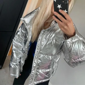 Silvrig pufferjacka - Snygg silverfärgad pufferjacka som är väldigt varm, bra skick 💖