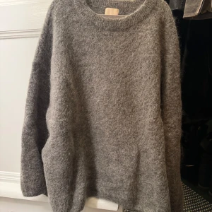 Grå mohair-ulltröja från H&M - Säljer en mysig grå tröja från H&M i en mjuk mohair- och ullblandning i storlek M