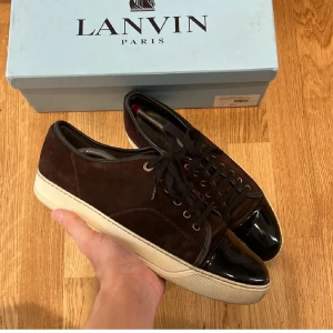  Lanvin - Säljer dessa snygga lanvin i färgen vinröd, fint skick utan skador! Storlek 9 som motsvarar 43 men sitter lite stort i storlek!