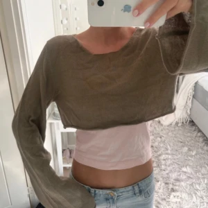 Beige ”bolero” - Finstickad kortare tröja/bolero med trumpetarmar från ASOS