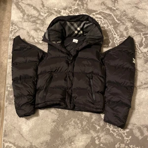  Burberry jacka - Hej säljer denna buberry helt ny oanvänd säljs pga den va för liten annars jätte fin och perfekt för både sommaren och vintern! Hör av er via fundering,frågor eller intresse