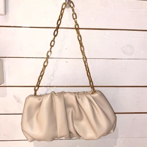 Väska - Beige väska med kedja 