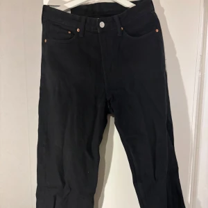 Loose fit jeans | 30/32 - Snygga svarta jeansbyxor med klassisk femficksdesign och knappgylf. Perfekta för en stilren look.