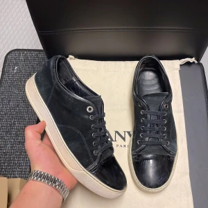 Lanvin - Säljer dessa sjukt feta lanvins med glans! Storlek 41-42. Skick 7,5/10. Kan gå ner i pris vid snabb affär. Hör av dig vid minsta fundering!💯