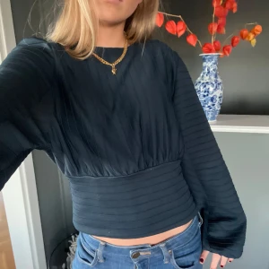 Marinblå figursydd ribbad blus - Jättefin ribbad blus med insydd midja. Perfekt för julafton eller nyår🥰💋❤️‍🔥