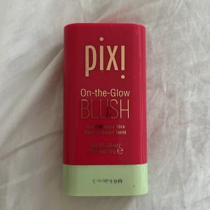 Pixi glow blush - Jättefin populär glow blush från pixi. Använd kanske 2 gånger. Färgen är Ruby. Nypris 279kr