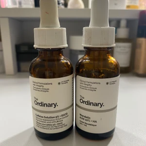Serum från The Ordinary - Två serumflaskor från The Ordinary. En med Caffeine Solution 5% + EGCG för att minska svullnad och mörka ringar under ögonen.(ca 60% kvar)  Den andra med Mandelic Acid 10% (ca 90% kvar) + HA för mild exfoliering och återfuktning. Båda flaskorna har pipett för enkel applicering.