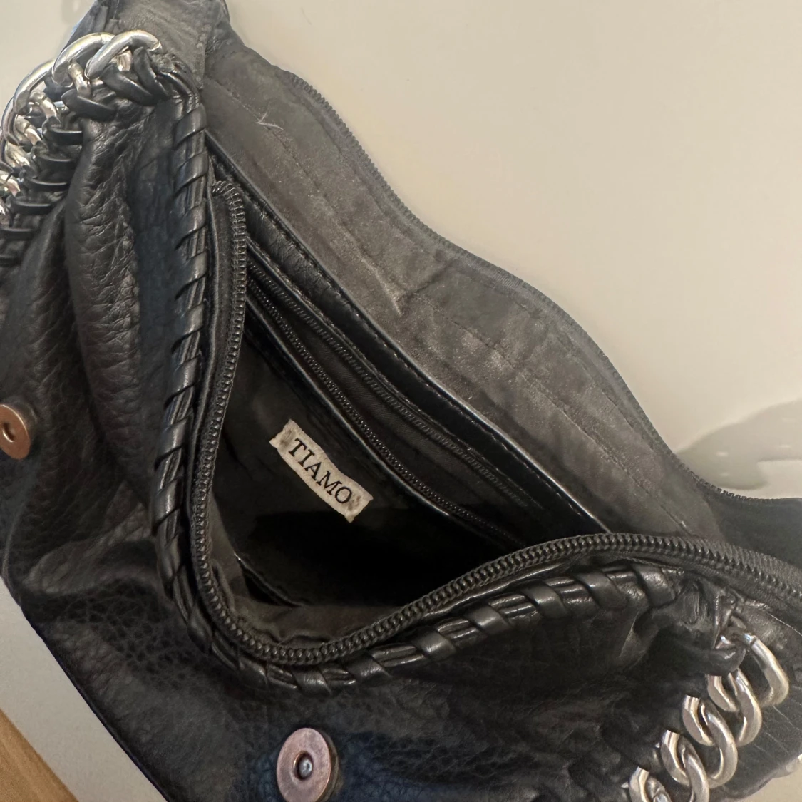 Svart axelväska från Tiamo - 91