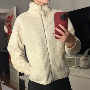 Teddyjacka - Säljer min cremevita teddyjacka från Nelly. Pris kan diskuteras. Den är i väldigt fint skick och sparsamt använd. Är i stl 32 och passar mig som har xs/s❤️