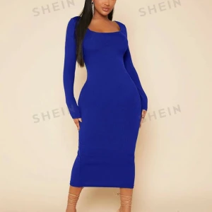Blå långklänning från Shein - Snygg blå långklänning från Shein med en tight passform och långa ärmar. Klänningen har en elegant fyrkantig urringning och är perfekt för en stilren look.