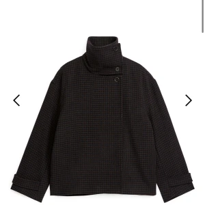 Brun kort kappa - Jättesnygg brun kappa från Arket med diskret rutmönster och med hög krage som man även kan vika ner om man skulle föredra det! Kappan är i ullbalnding så perfekt nu till vintern.❄️😇🥰 Nypris: 2290 kr