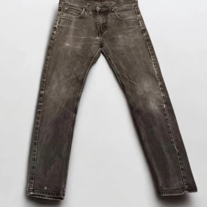 Grå/svarta Lee jeans - Lee jeans | Bra skick | W28 L32 | Nypris runt 800 |  vårt pris: 239kr | färg: grå/svart mer åt det svarta/mörkgrå | kontakta vid minsta fundering 🙌🏽