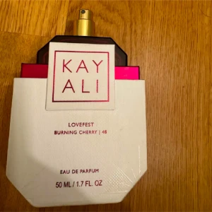 Kayali burning cherry  - Virala parfymer i små testers! Perfekt för den som vill testa innan man köper en stor flaska.  Alla parfymer kommer i en parfymdekant. Valfri porto tillkommer.  : 3 ml - 80 kr 5 ml 110 kr   Skriv innan du köper 😊 