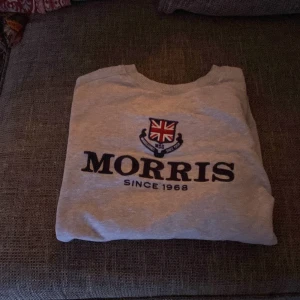 Morris tröja  - En snygg och fräsch Morris tröja som är i 10/10 skick. Har använt den lite grann men inga defekter. Säljer den då jag har vuxit ur den lite. 