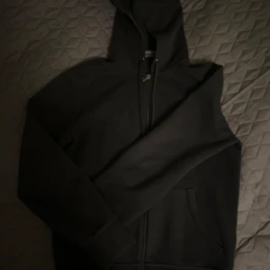 Svart hoodie med dragkedja - Säljer denna klassisk svart polo zip hoodie med dragkedja och huva. Perfekt till hösten och vintern till att ha under jackan. Knappt använd och jag säljer den pga att den är för liten. Kvitto finns. Nypris på denna kofta är 2500kr men mitt pris är 1300kr