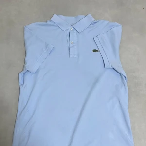 Lacoste piké - Baby blue Lacoste polo. Storlek M. Pris kan diskuteras. Tröjan är nästan i nytt skick.