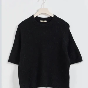 Svart stickad kortärmad tröja från Gina tricot - Så fin tröja från Gina💓Den är i nyskick och har aldrig användts!!🙌🏼