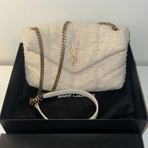 LIMITED EDITION YSL - Intressekoll på denna super snygga YSL väska!! Limited edition, finns ej att köpa längre o svår o få tag på. Vissa tecken på användning finns💓 skriv privat vid frågor Elr fler bilder. Nypris är 25000, storlek small. Endast rimliga bud. Certifikat från legit grails finns.