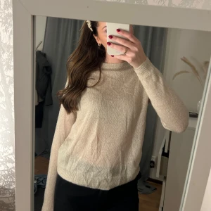 Beige stickad tröja från zara - Stickad tröja från zara. Knappt använd 