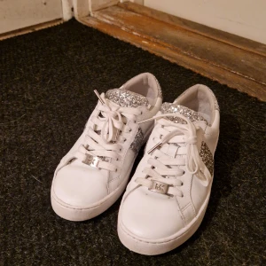 Vita glittriga sneakers  - Jätte fina och nästan oanvända sneakers från Michael Kors med glitter, storlek 36 och haft de 3 gånger💓 Jag köpte ifrån zalando förra sommaren för 1095 kronor🌸🌸