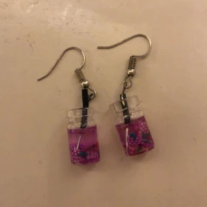 Drink örhängen - Söta örhängen med dmå drinkar, nickelfria🎀 använda fåtal gånger❤️