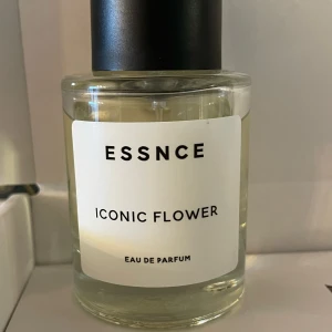 Essnce Iconic Flower Eau de Parfum - Iconic flower är en ung kvinnlig doft. Fräsch och lätt blommig.      Jag upplever inte att man känner ros doft alls. Utan mer fräscha lätta dofter. Toppnoter - bergamot tuberose och te  Hjärtnot - jasmin,ros orkidé  Basnot - mysk, sandelträ, vanilj och patchouli  Doftfamilj blommig och orientalisk    Vid köp på dagtid, så kommer jag lämna in på ombud samma dag. Om köpet på kvällen kommer jag lämna in till ombud direkt på morgonen.  Allt för att ge en så snabb frakt som möjligt. 