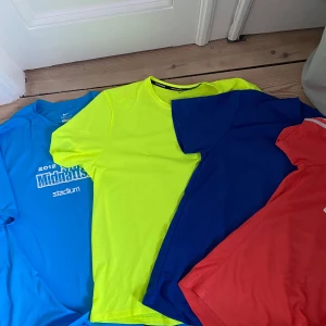 Färgglada tränings t-shirts från Nike och Adidas - Säljer fyra olika tränings t-shirts. Perfekta för löpning eller gymmet! Man köper alla☺️ 100 kr för alla tsm! Storlek L på alla men är mer en M (tycker jag iaf)                                                                     zooma in på ljusblå tshirt för att se en liten defekt