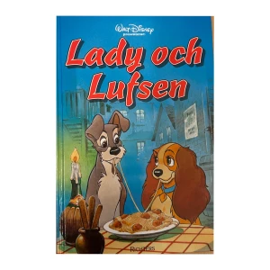 Lady och Lufsen - En klassisk barnbok från Walt Disney, 'Lady och Lufsen', utgiven av Richters. Boken har en färgglad framsida med de älskade karaktärerna Lady och Lufsen i en romantisk scen. Perfekt för barn och Disney-samlare.