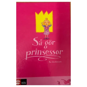 Så gör prinsessor - En charmig barnbok av Per Gustavsson som handlar om vad prinsessor egentligen gör. Boken har en färgglad framsida med en tecknad prinsessa och en stor krona i bakgrunden. Perfekt för barn som älskar sagor och prinsessor.