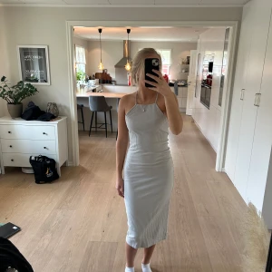 Ljusgrå långklänning - Superfin ljusgrå klänning med öppen rygg med korsdetalj (se bild 2), från Gina Tricot. Endast använd 1 gång så i princip nyskick!💕