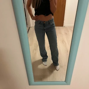 Blå jeans från Pull and Bear - Säljer ett par klassiska blå jeans från Pull and Bear. Midwaist