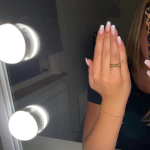  ring från edblad  - Guldig ring från edblad med nitar på❤️