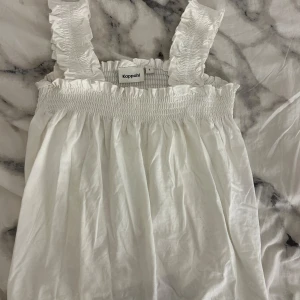 Vitt linne - Väldigt fint linne från Kappahl. Passar perfekt på sommaren! Det är i fint skick! Säljer då den inte används längre💗