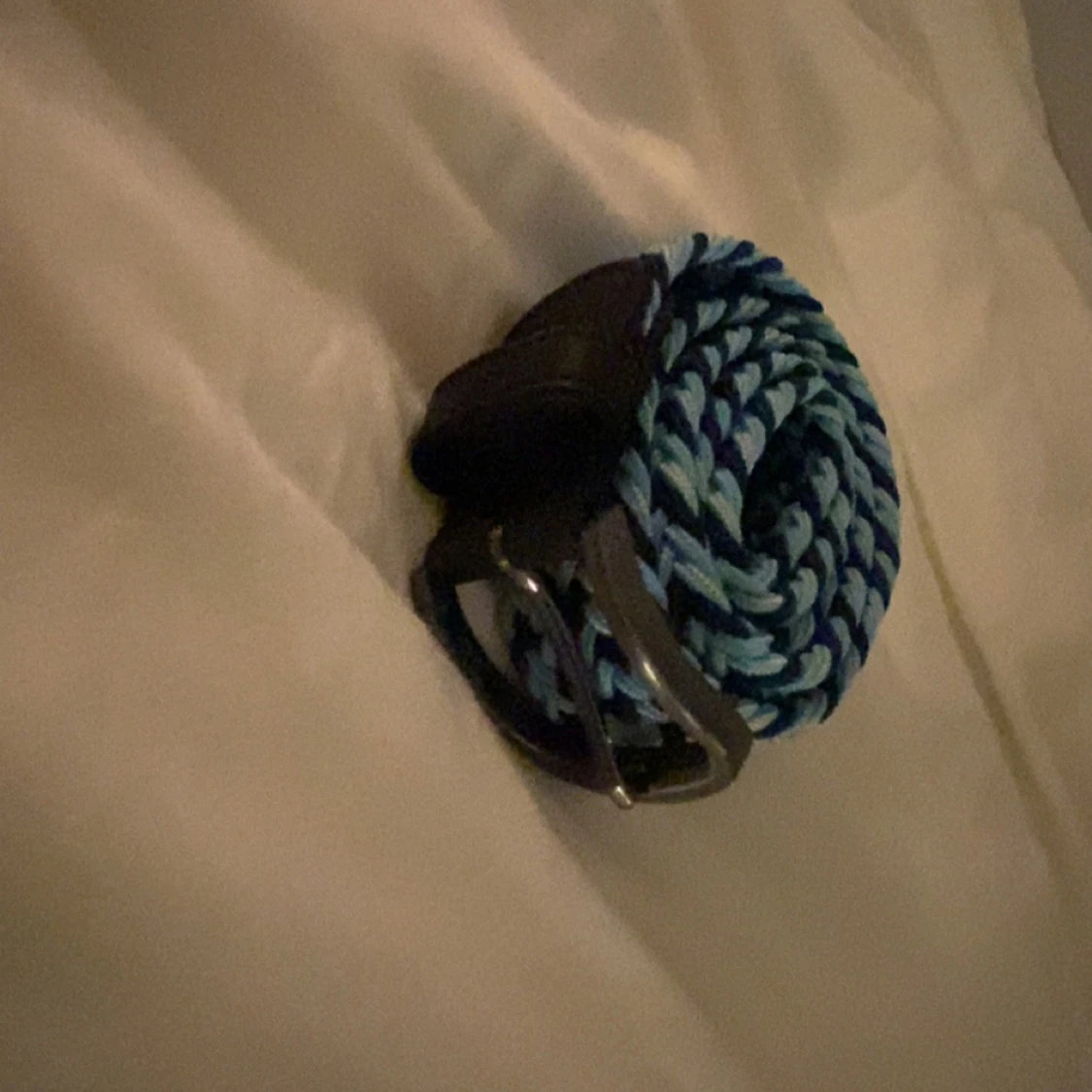 Flätat bälte i blå nyanser 110 cm långt