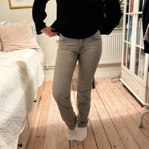 low waist bootcut Grå jeans - snygga bootcut jeans från Filippa K, ljusgrå low waist, nyskick! Köpta för 1399kr. 29/32 
