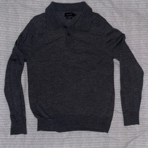 Grå merino Rugbytröja  - Snygg Rugbytröja från Riley i merinoull. Storlek L. Passar bra i storleken och är i mycket bra skick.
