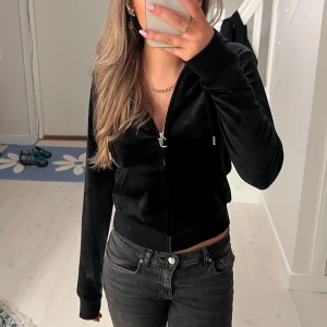 Svart hoodie från Juicy Couture - Svart hoodie från Juicy Couture med dragkedja. Bra skick. Pris kan alltid diskuteras❤️