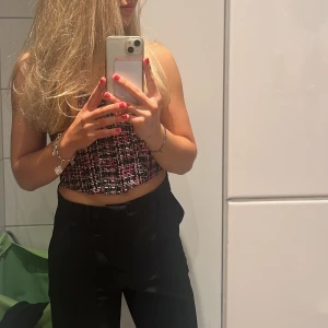 Mönstrad croppad topp - Snygg croppad topp från Zara med ett unikt mönster i svart, rosa och vitt. Toppen är ärmlös och perfekt som festtopp!🥂🩷