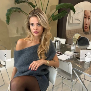 Grå offshoulder stickad top - Snygg grå offshoulder topp från design by si i mjukt material. Perfekt för en stilren look med en avslappnad passform. Passar perfekt för både vardag och festliga tillfällen. Ordinarie pris 499 kr o den är helt ny endast testad med lapp kvar 