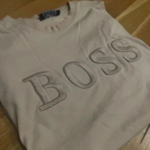 Beige Hugo boss T-Shirt - Säljer en Beige Hugo boss T-Shirt i storlek S. Helt oanvänd, jätte bra skick.