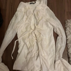 Volang blus - Jätte fin krämvit volang blus med jätte fint material, lite genomskinligare på armarna💗 sitter som S 