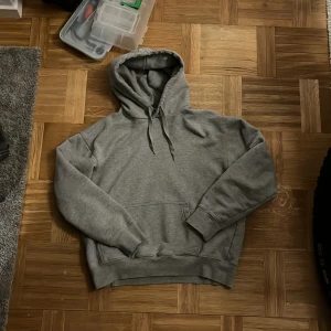 Arket Grå hoodie  - Säljer min gråa hoodie från Arket. Säljer pga för liten (brukar ha M i stl). Sparsamt använt i väldigt bra skick🙌🏼
