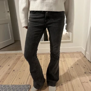 Svarta bootcut jeans - Säljer nu dessa bootcut jeans från Gina tricot i storlek 36