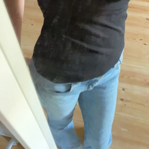 Lågmidjade bootcut jeans - Säljer dessa ljusblåa jeans från lager 157 i storlek xs då jag måste rensa garderoben! Använda en del men inget man märker eller eller tänker på, fortfarande i bra skick🙏🏼Skulle säga att de passar någon runt 160 (jag är 1,62 och sitter perfekt i längden) Normala i storleken🫶🏻Köpte för 399