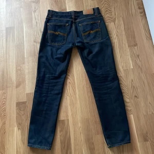 Blå Nudie jeans 30/30 - Tja, säljer mina Nudie jeans då det är för små. Inga defekter eller skador på brallorna. Nypris ca 1200kr